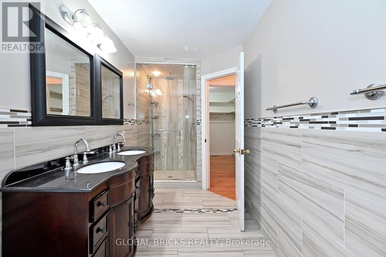 8 ELMSLEY DRIVE - 32