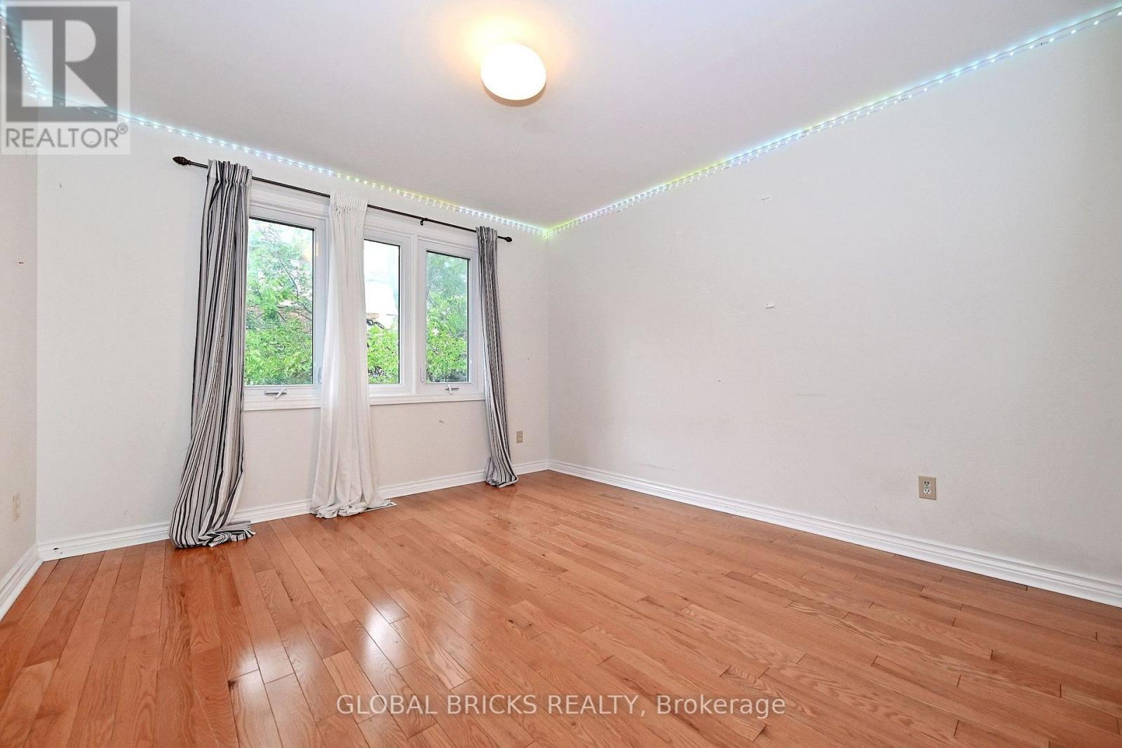 8 ELMSLEY DRIVE - 34