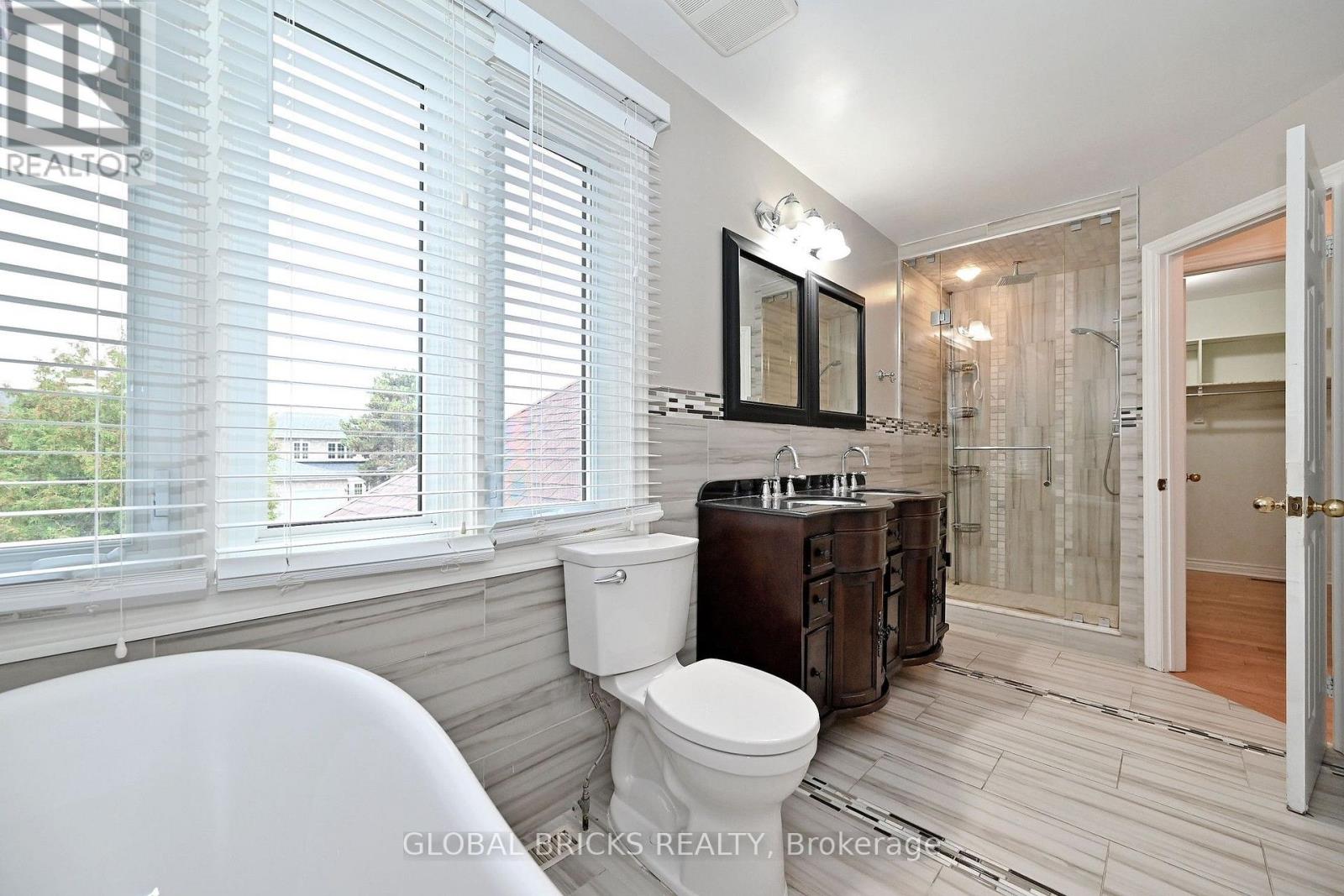 8 ELMSLEY DRIVE - 31