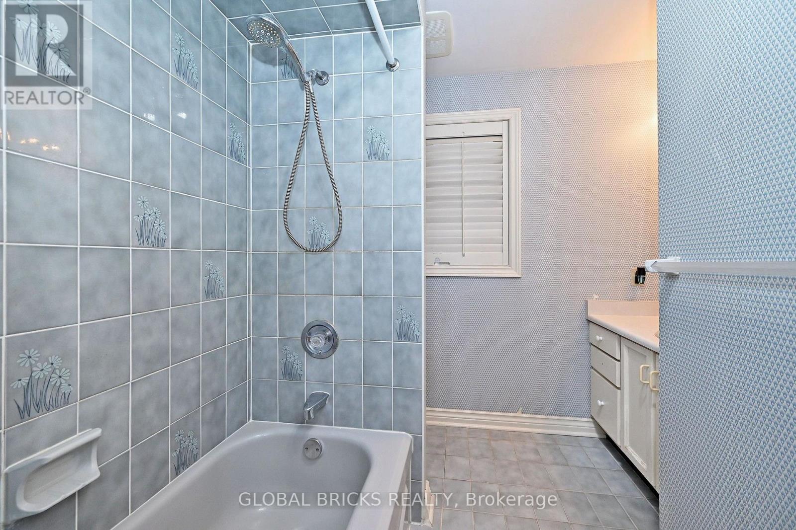 8 ELMSLEY DRIVE - 37