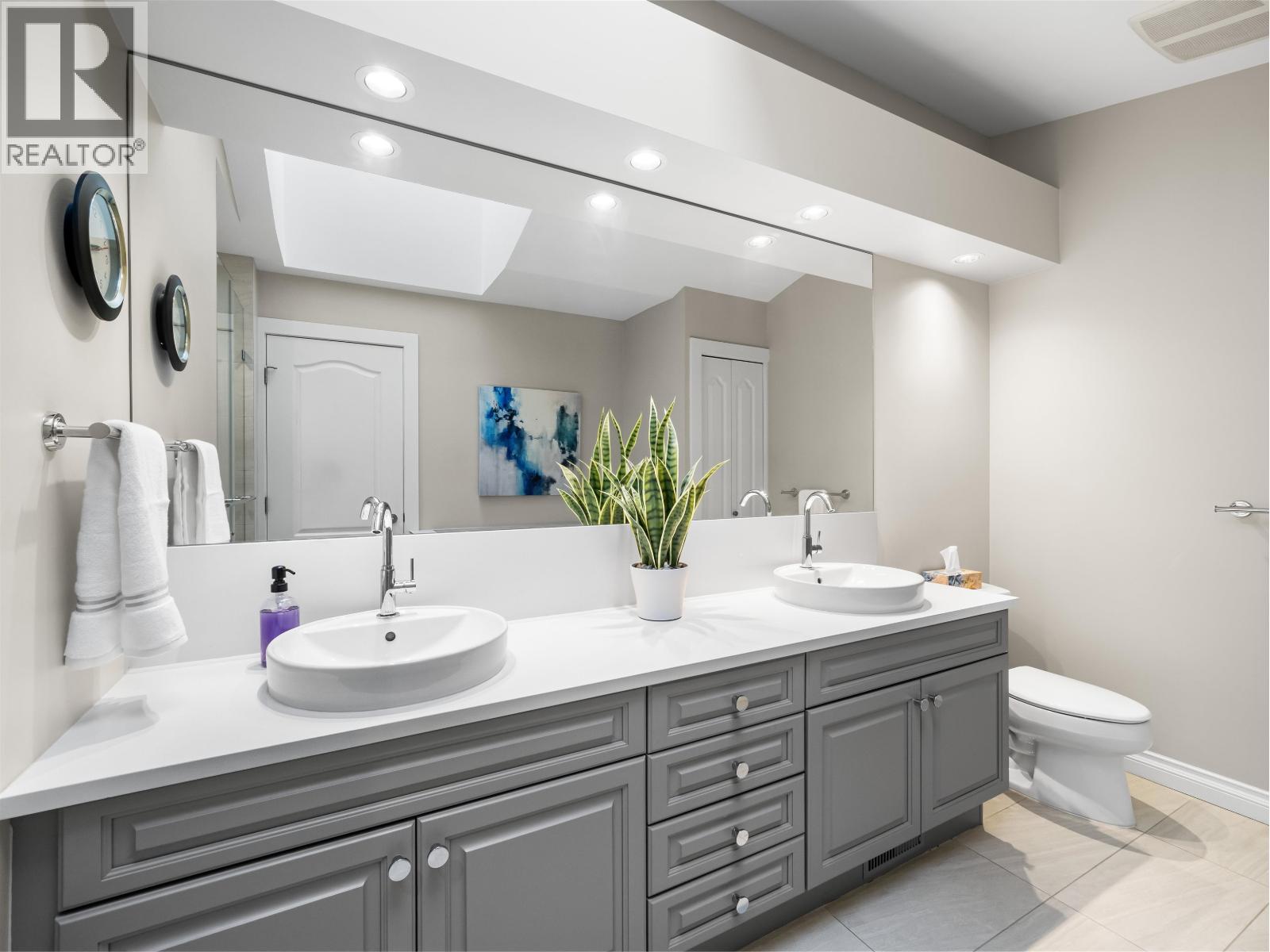 4047 WOODBURY AVENUE, North Vancouver
