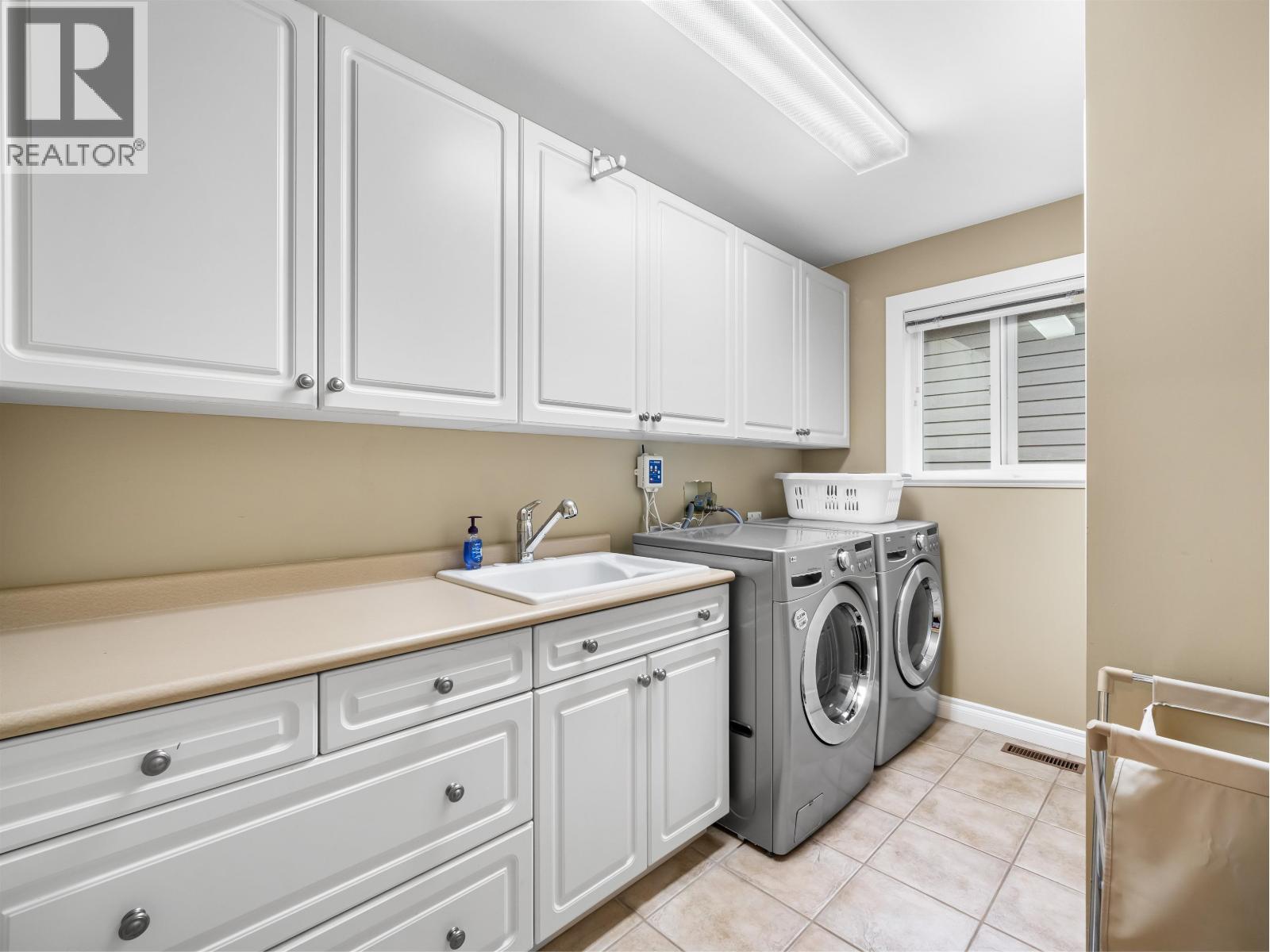 4047 WOODBURY AVENUE, North Vancouver