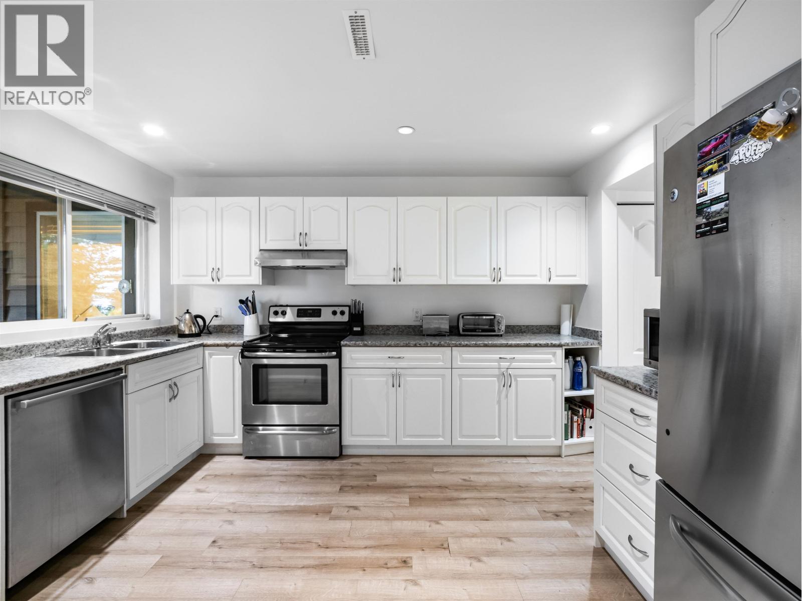4047 WOODBURY AVENUE, North Vancouver