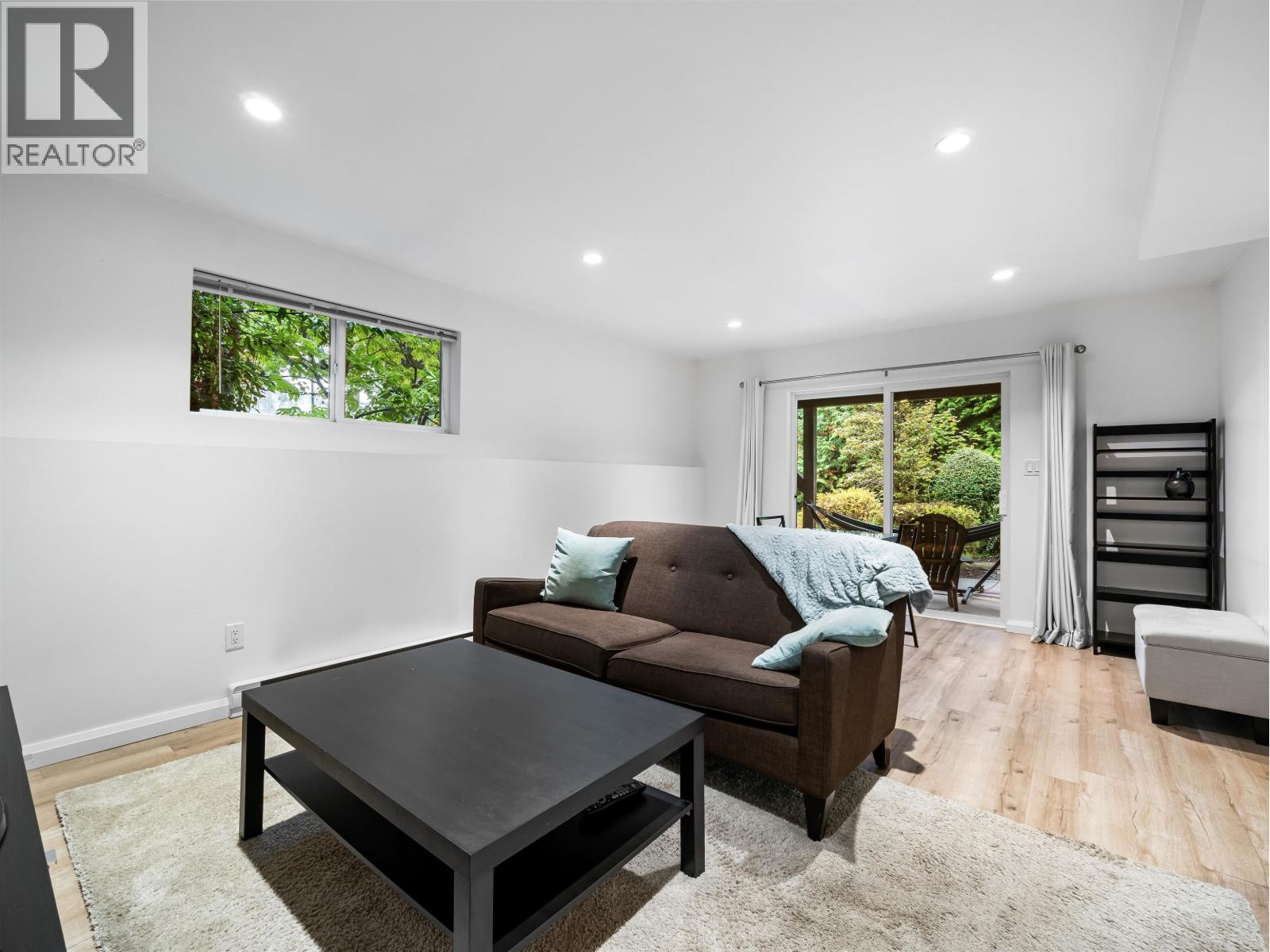 4047 WOODBURY AVENUE, North Vancouver