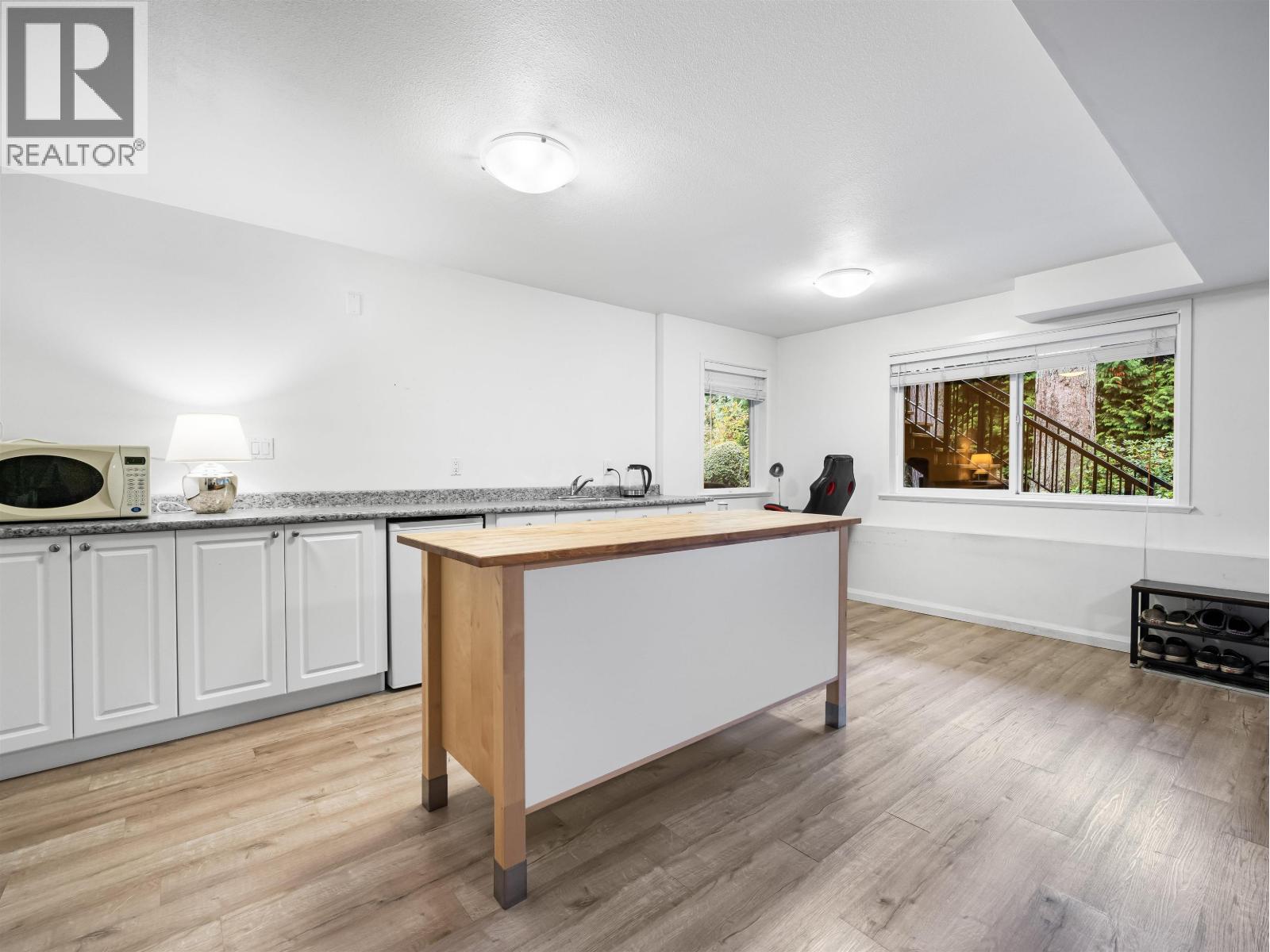 4047 WOODBURY AVENUE, North Vancouver