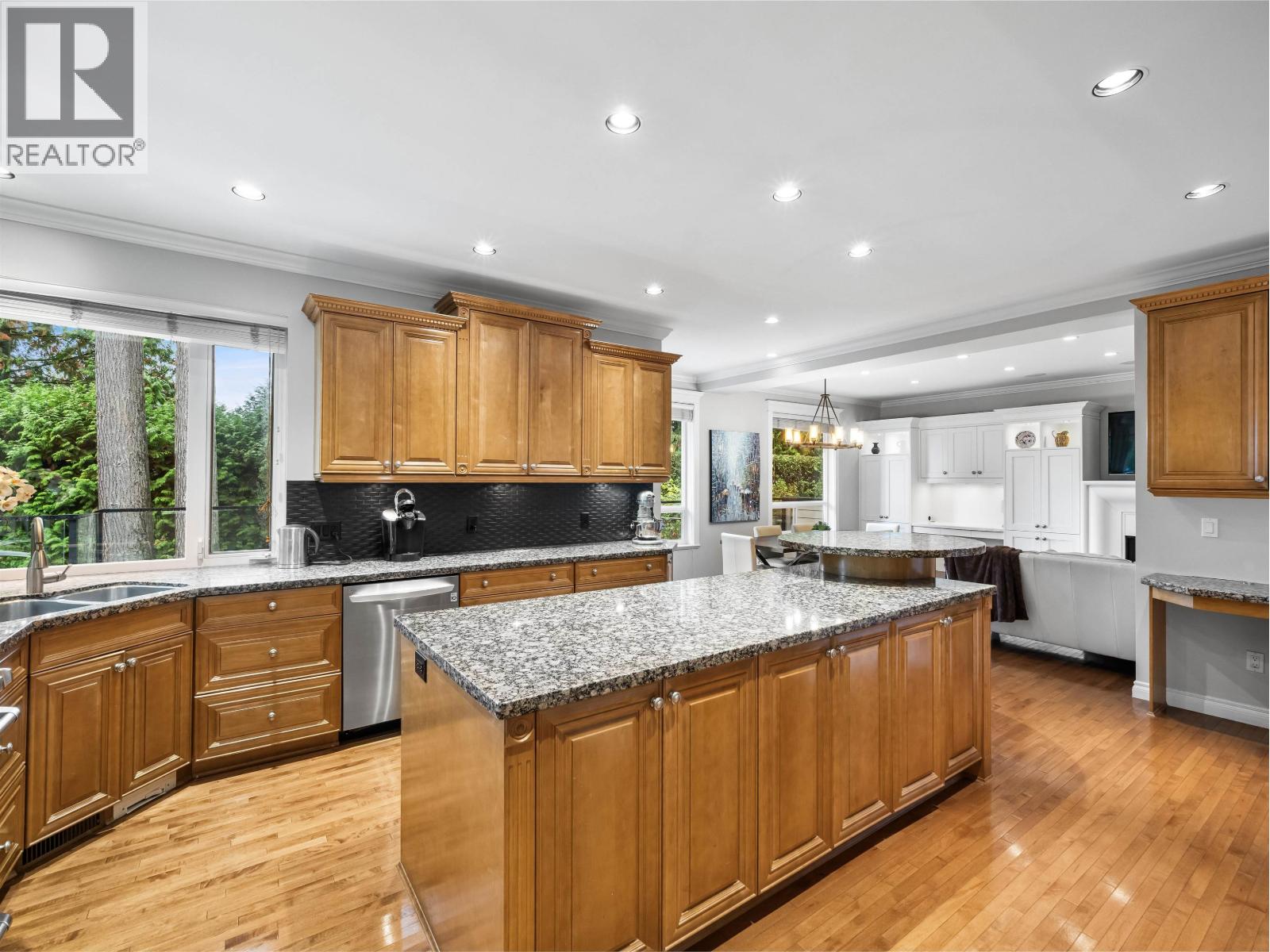 4047 WOODBURY AVENUE, North Vancouver