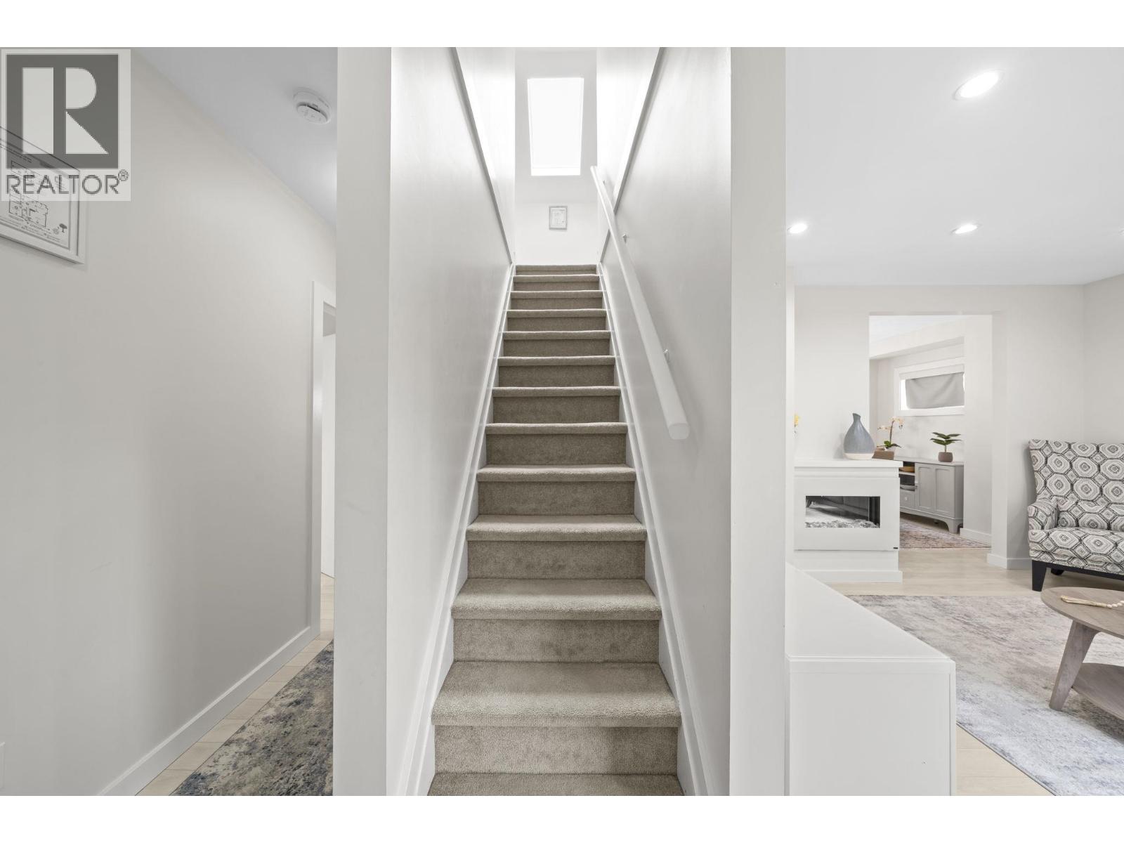 413 SEVENTH AVENUE, New Westminster - Image 1