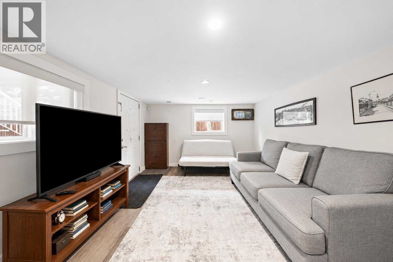 413 SEVENTH AVENUE, New Westminster - Image 1