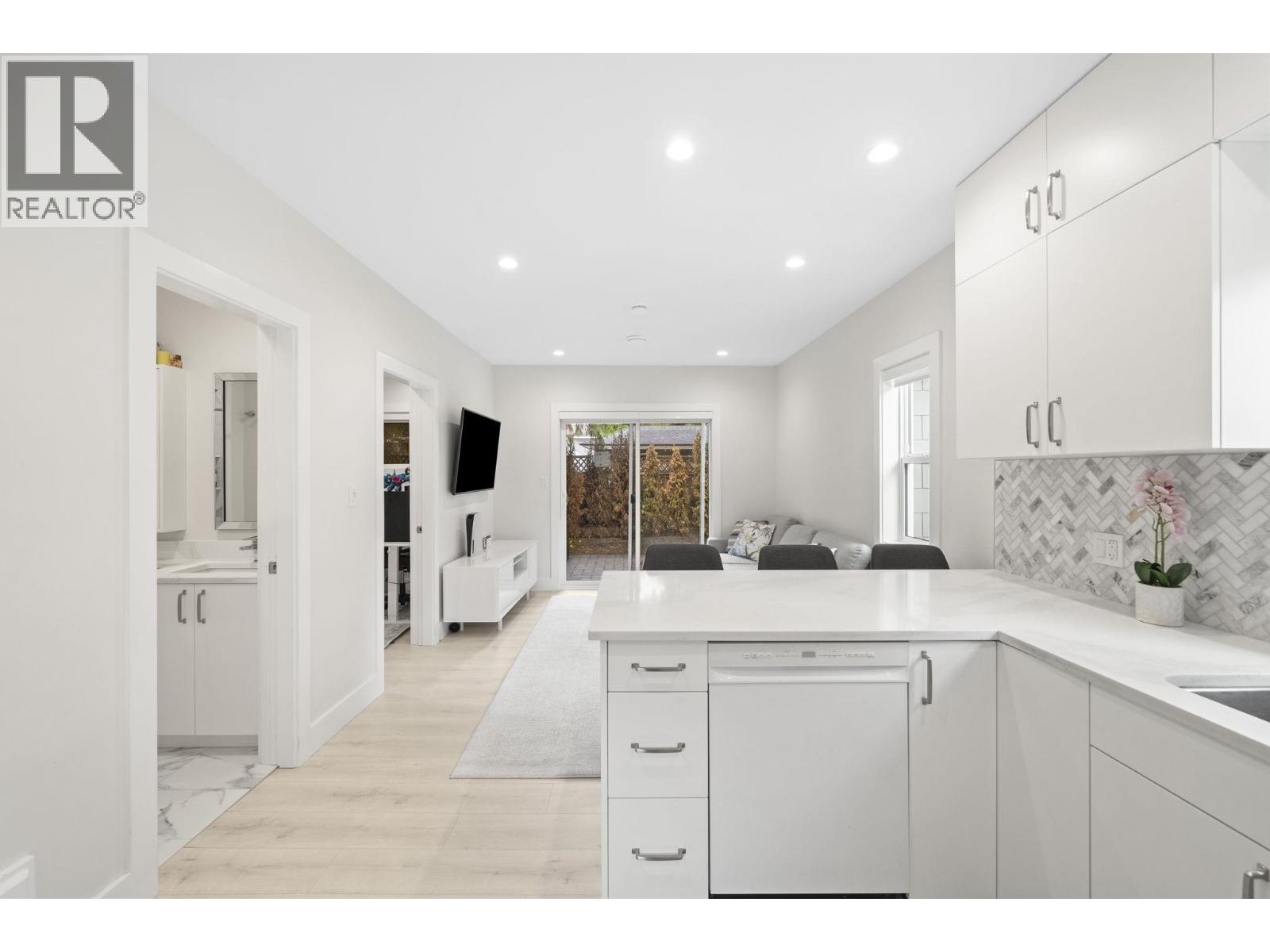 413 SEVENTH AVENUE, New Westminster - Image 1
