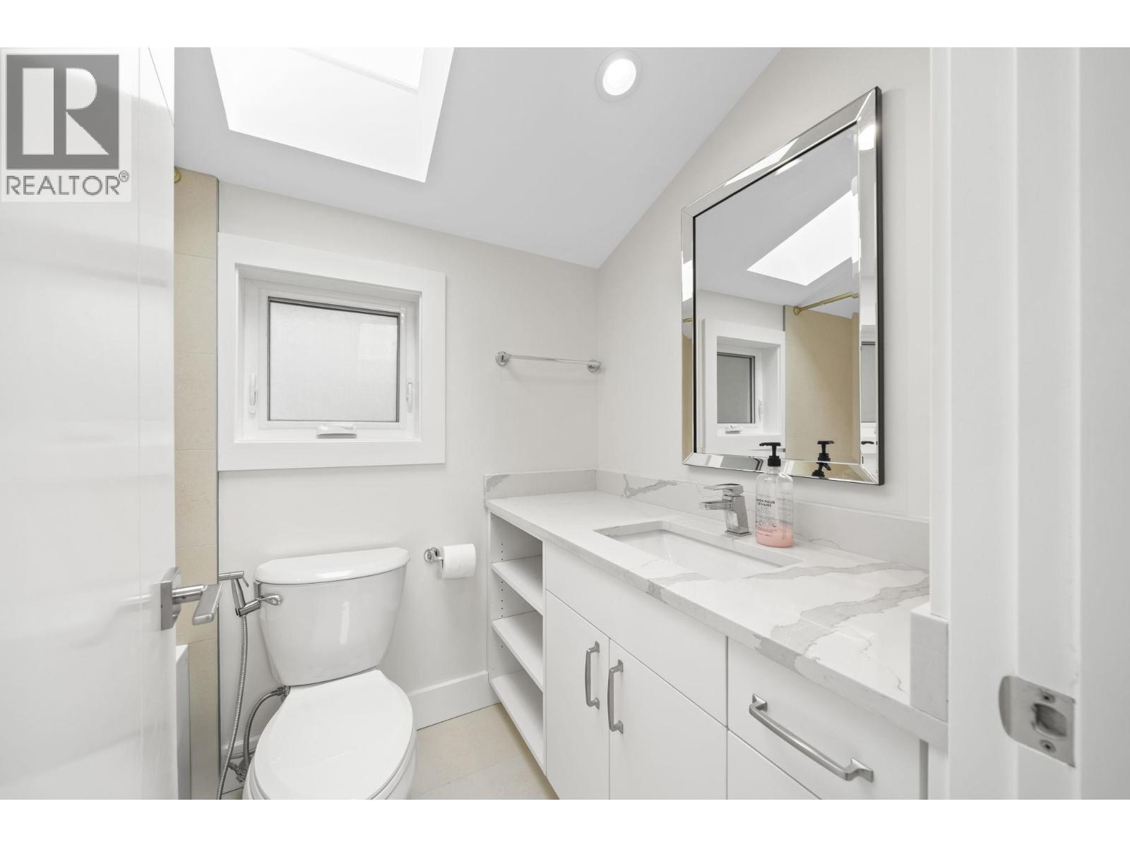 413 SEVENTH AVENUE, New Westminster - Image 1