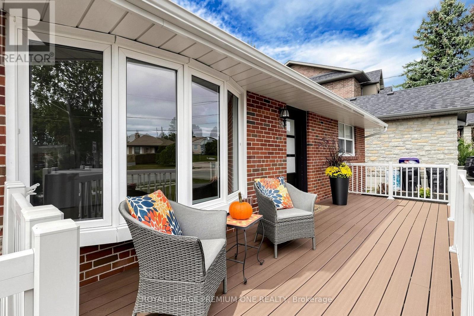 98 THORNTON AVENUE, Bradford West Gwillimbury (Bradford) — photo 2
