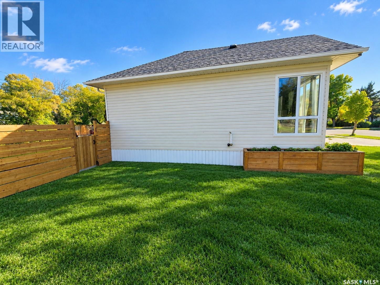 136 10th STREET NE, Weyburn — photo 2
