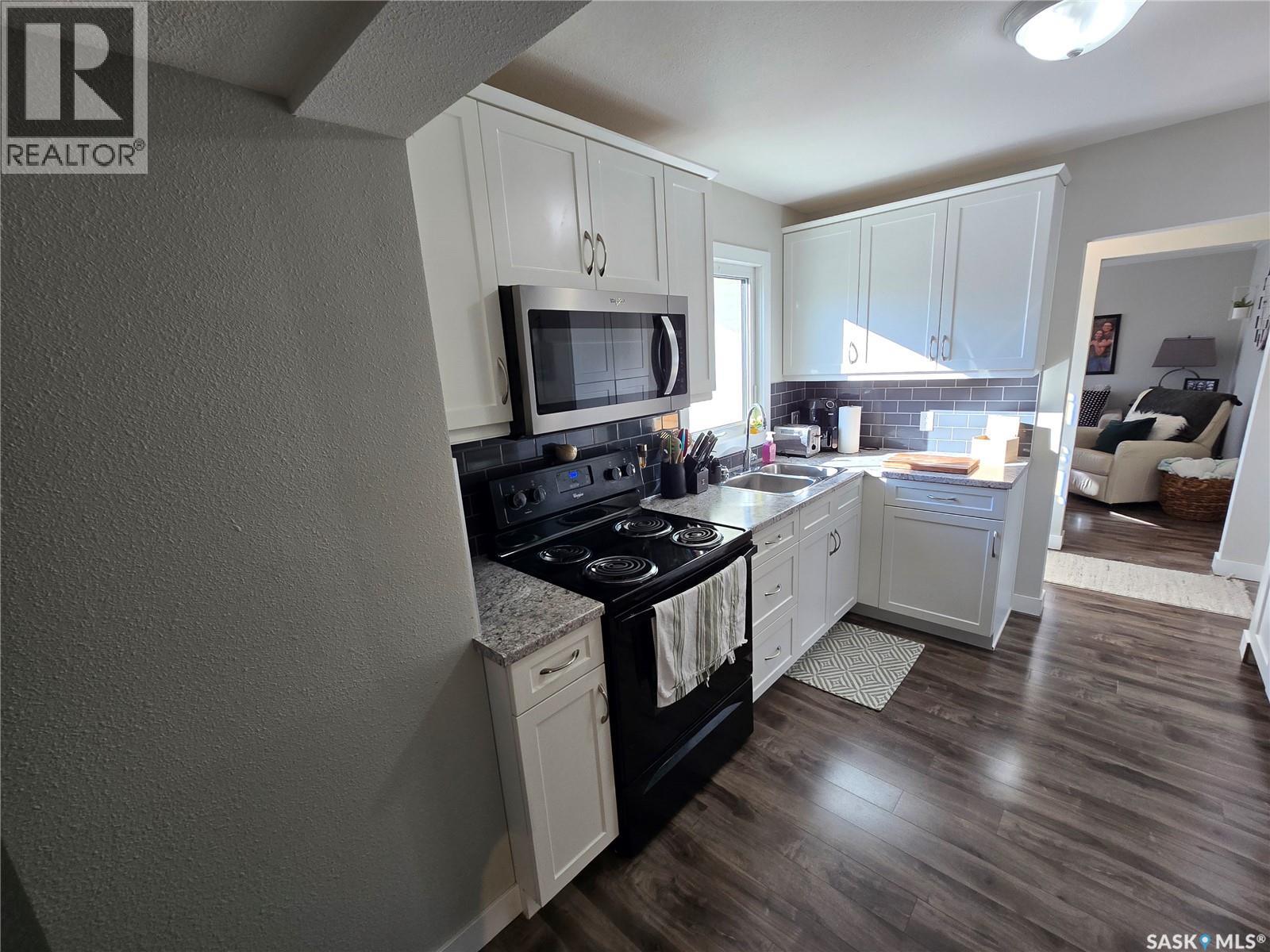 136 10th STREET NE, Weyburn — photo 21