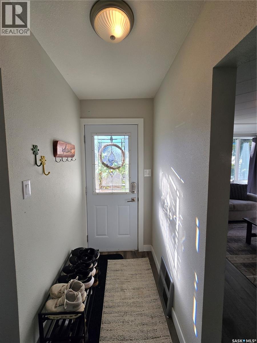 136 10th STREET NE, Weyburn — photo 4