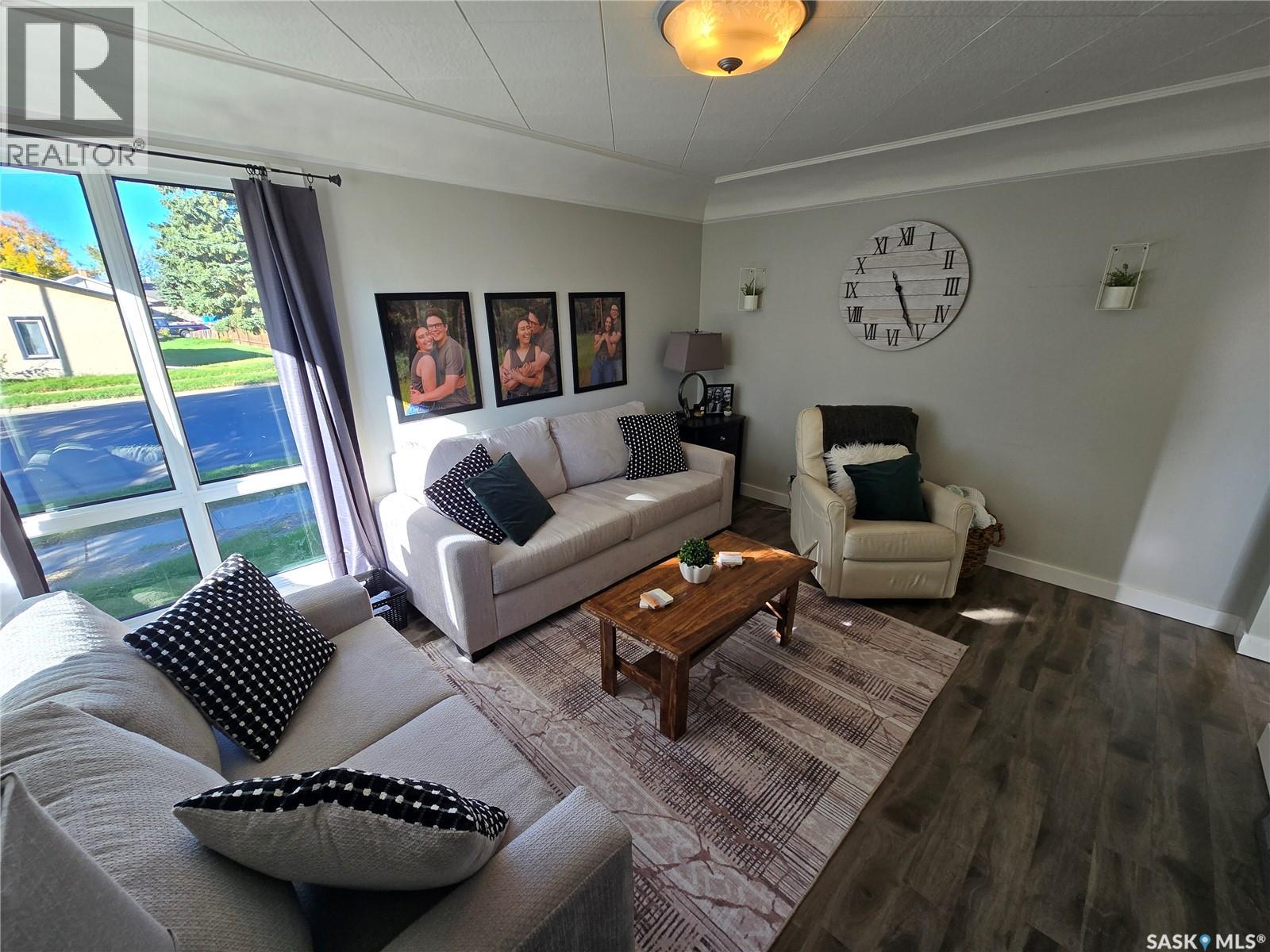 136 10th STREET NE, Weyburn — photo 7