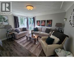 Family room - 136 10th Street Ne, Weyburn, SK S4H1G9 Photo 6