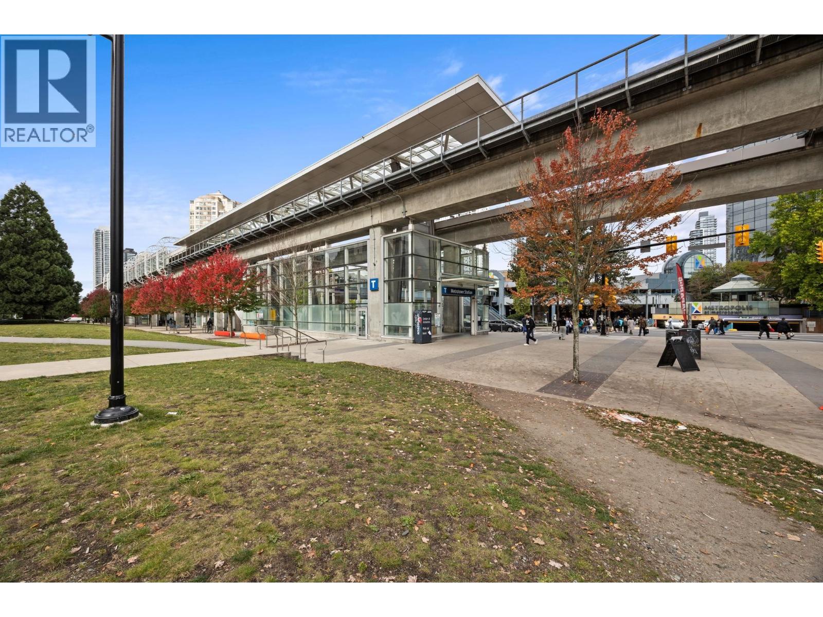 Photo of 205 4885 KINGSWAY 24