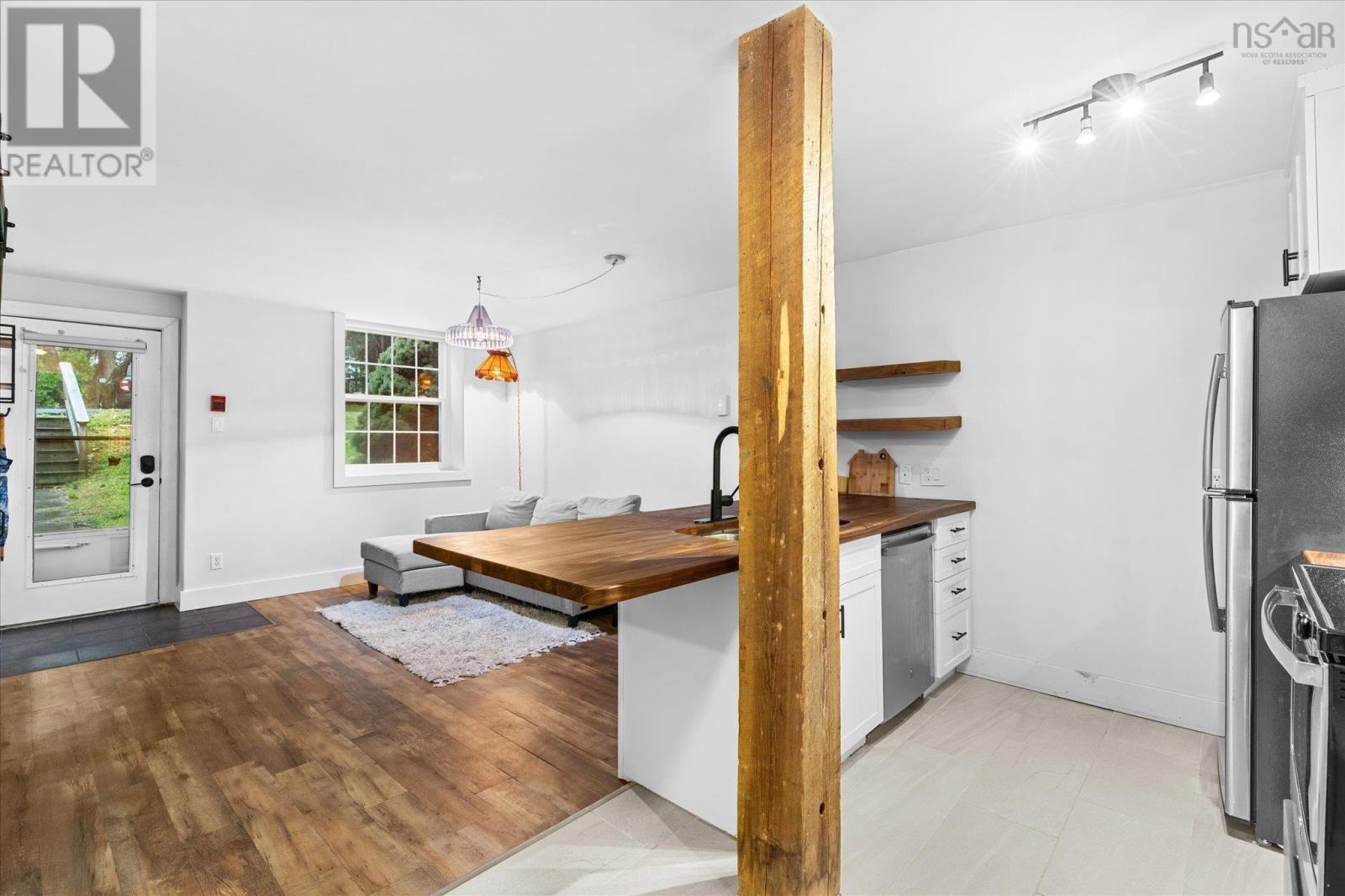 #104 215 King Street - Image 9