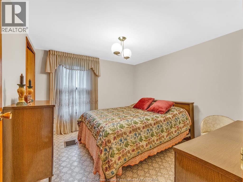 877 PIERRE AVENUE - Image 22
