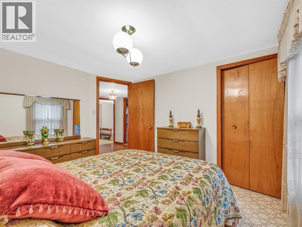 877 PIERRE AVENUE - 24