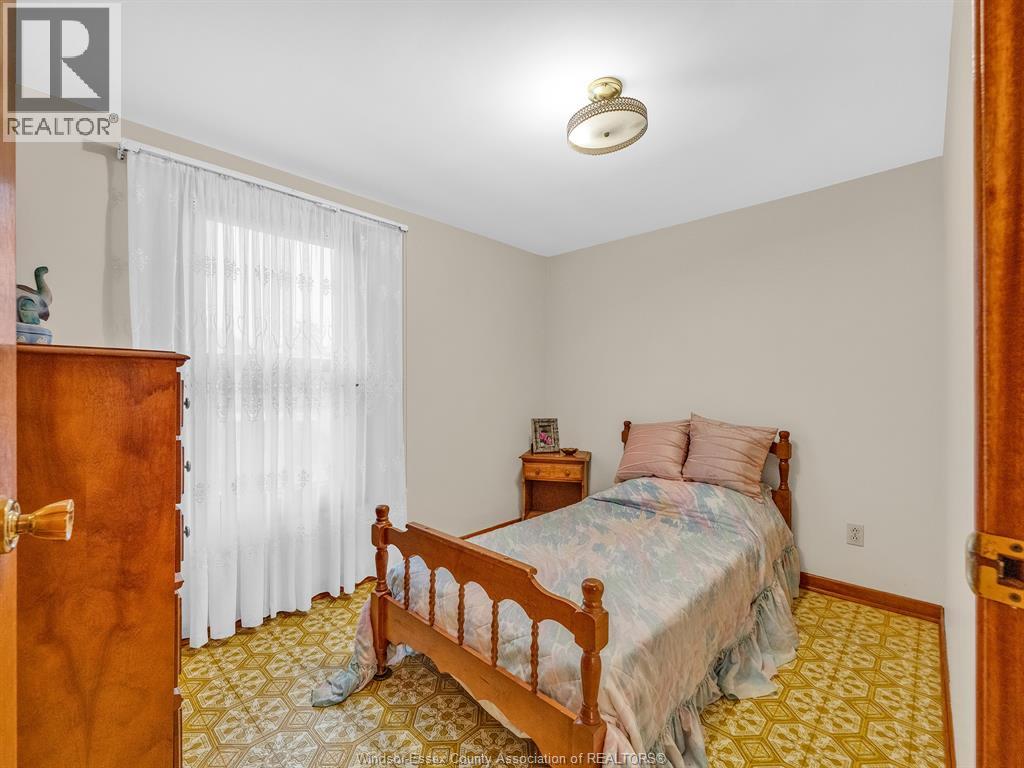 877 PIERRE AVENUE - 27