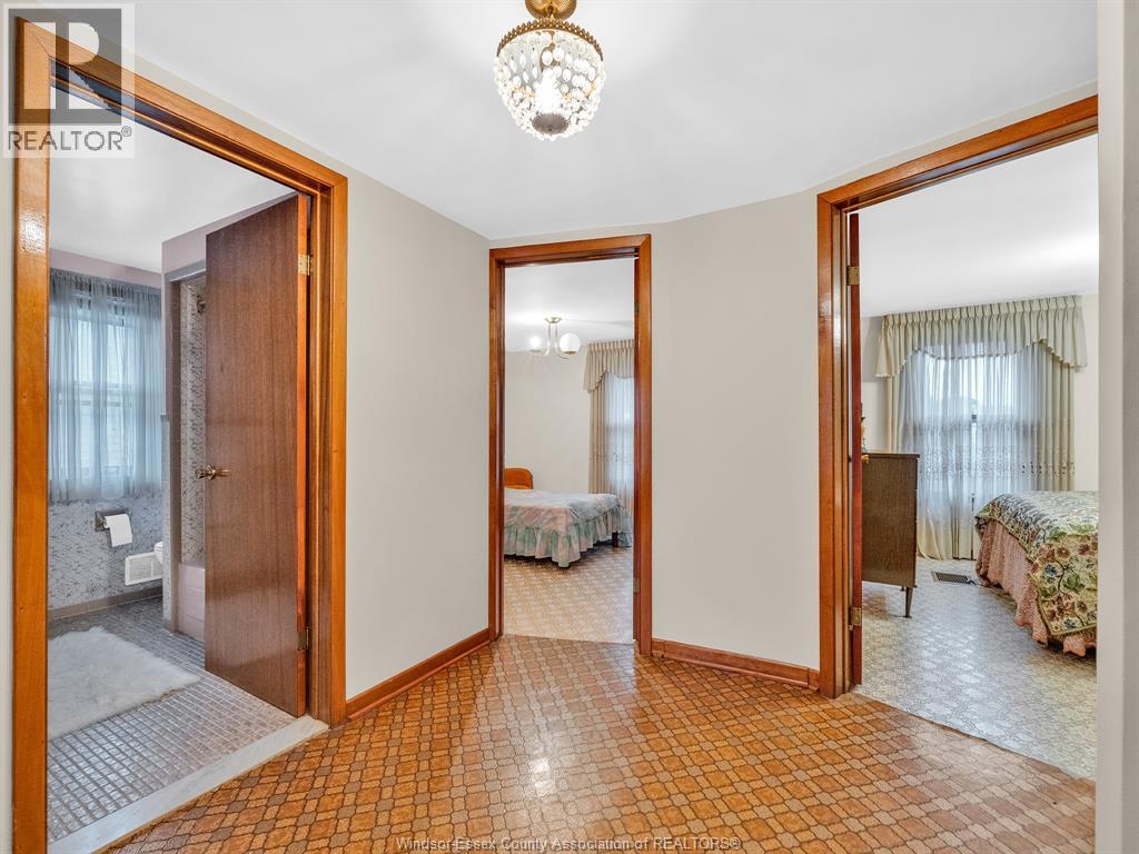 877 PIERRE AVENUE - Image 20