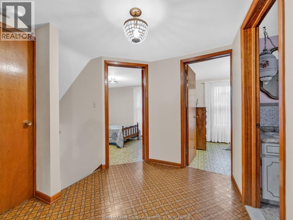 877 PIERRE AVENUE - Image 21