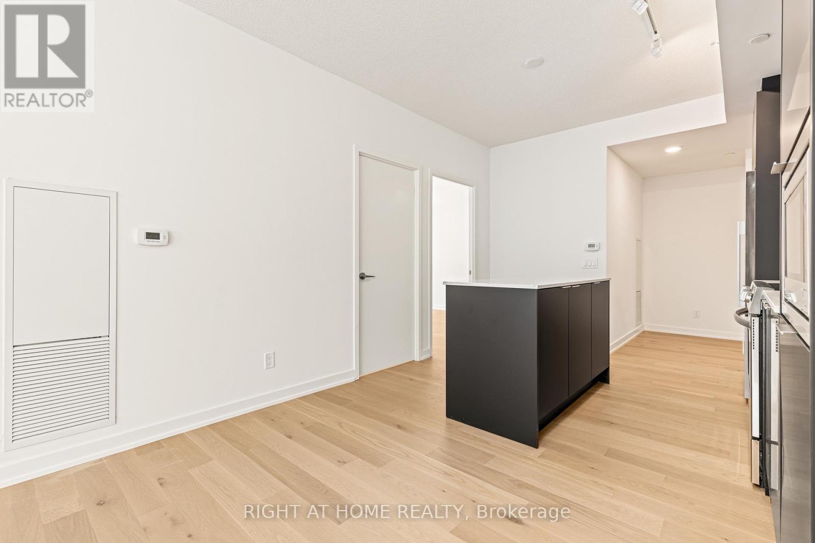 #315 25 RICHMOND STREET E - 7