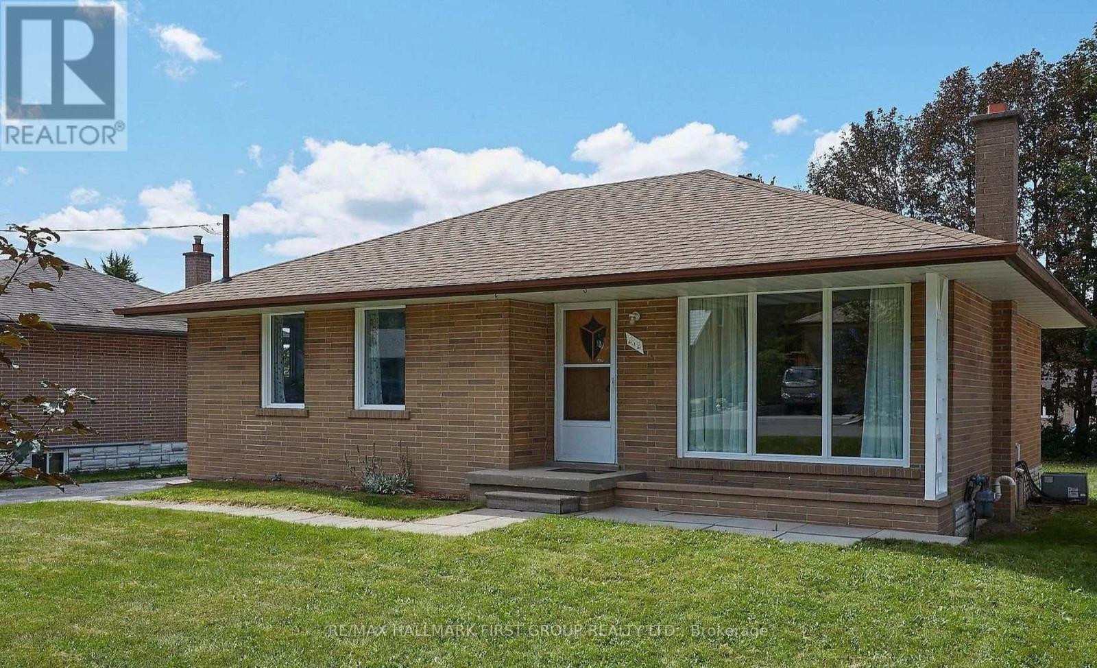 212 Hallett Avenue, Whitby, ON