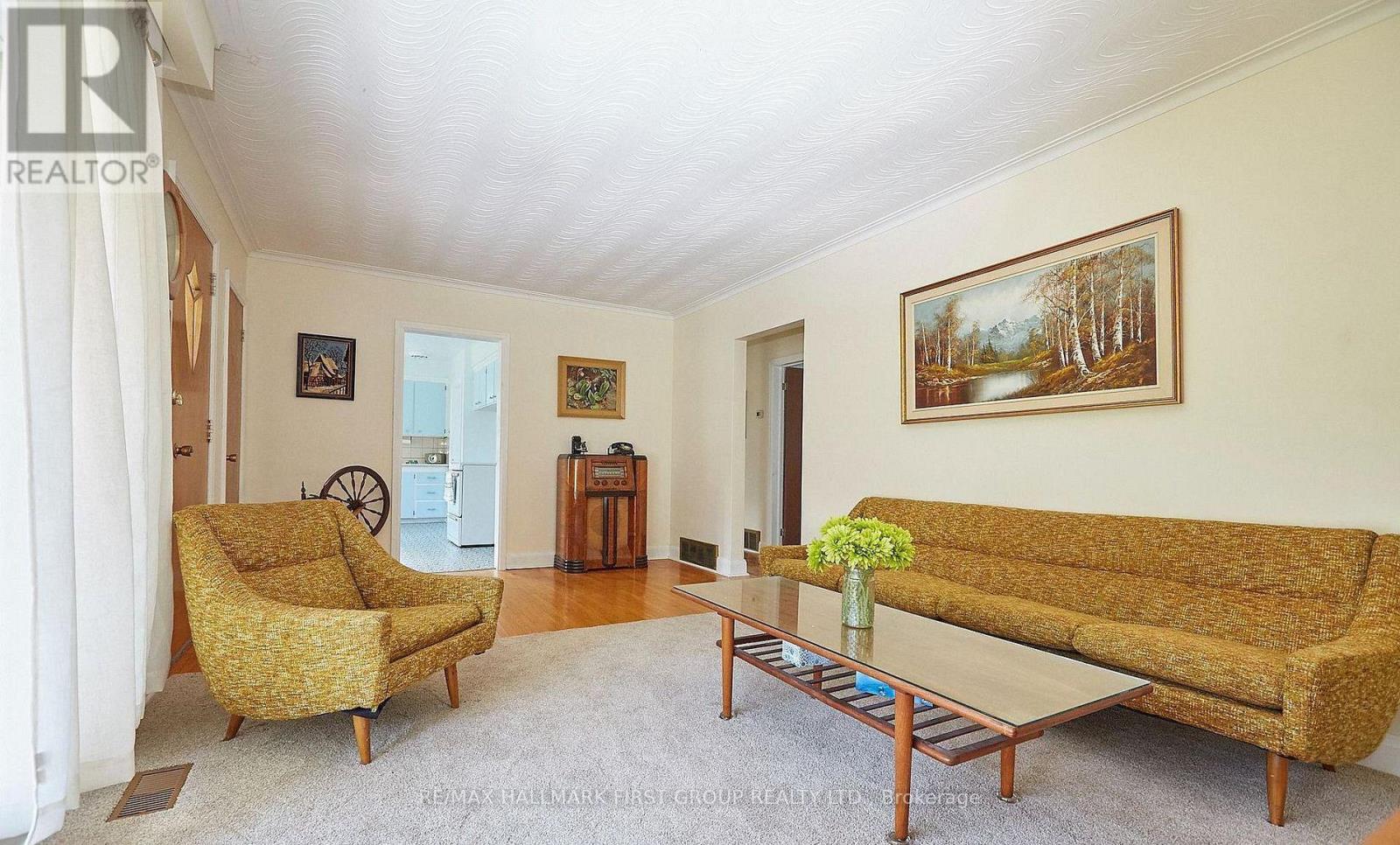 212 Hallett Avenue, Whitby, ON photo 3
