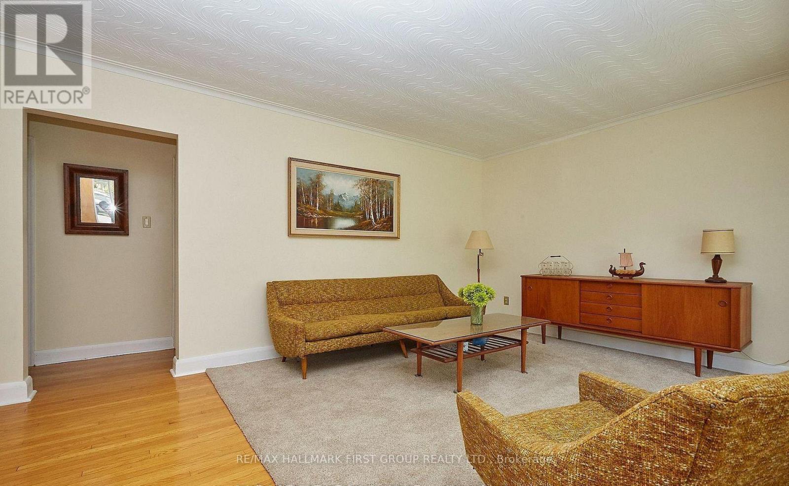 212 Hallett Avenue, Whitby, ON photo 5