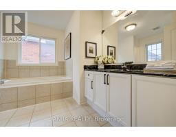 1 Aylesbury Gate, Markham, ON L6C2R6 Photo 30