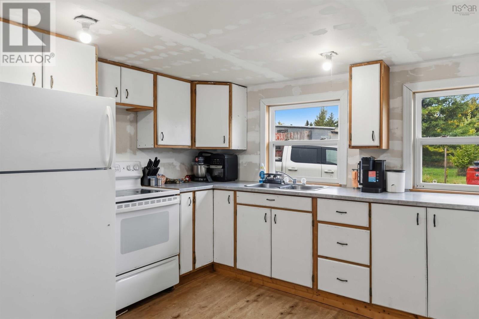 6351 Highway 101 - 10