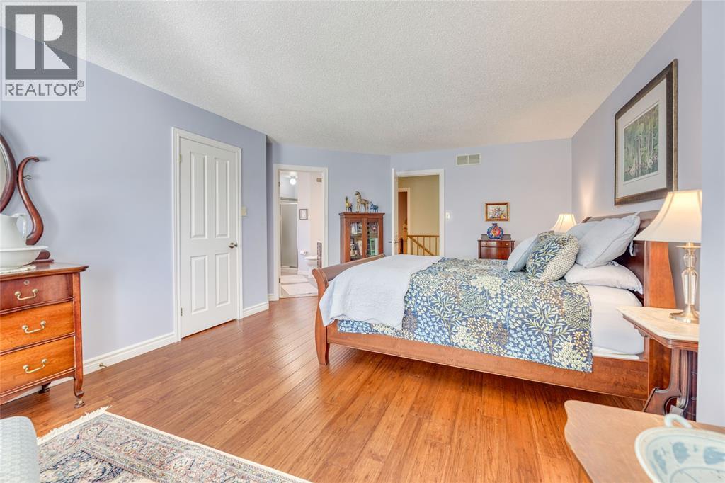 1971 WINSLOW CRESCENT - 32