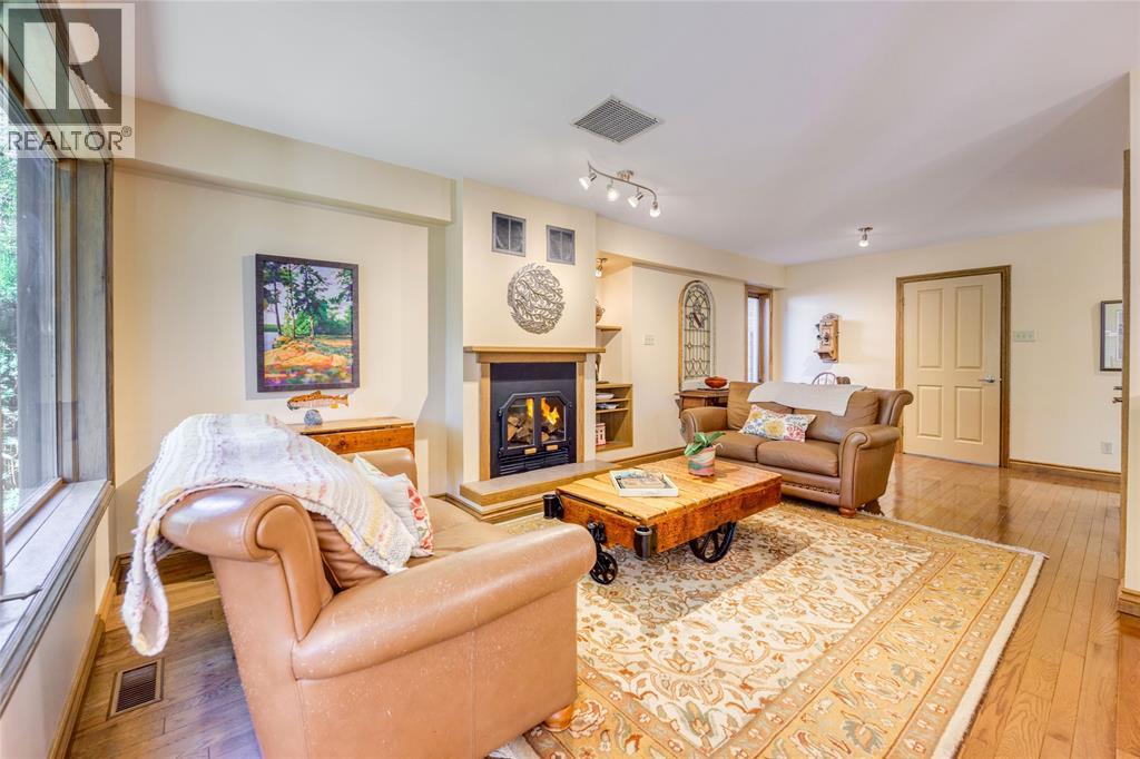 1971 WINSLOW CRESCENT - 25