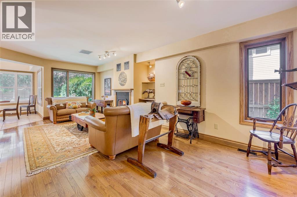 1971 WINSLOW CRESCENT - 26
