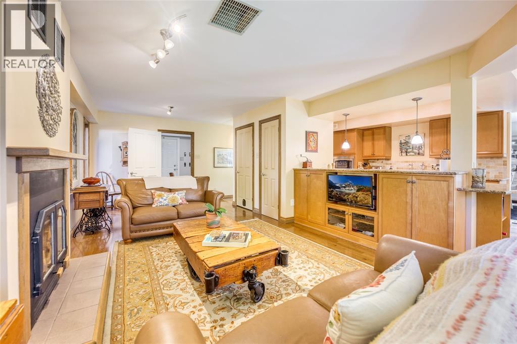 1971 WINSLOW CRESCENT - 27