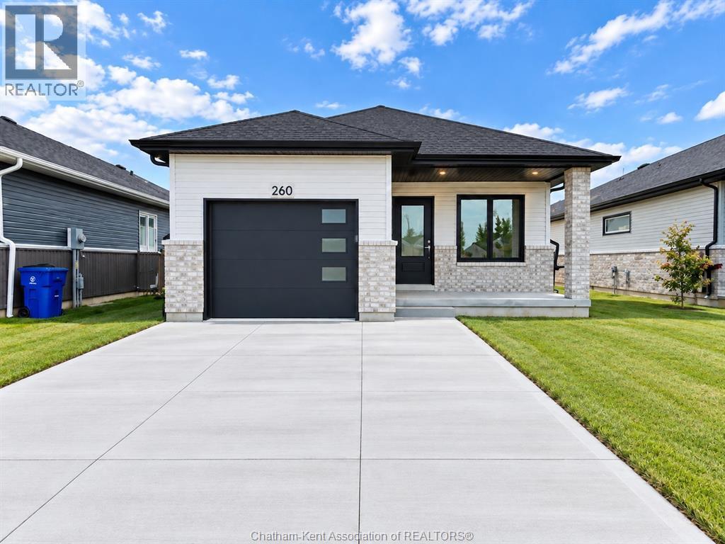 MLS# 26024231: 260 IRONWOOD Trail, Chatham, Canada