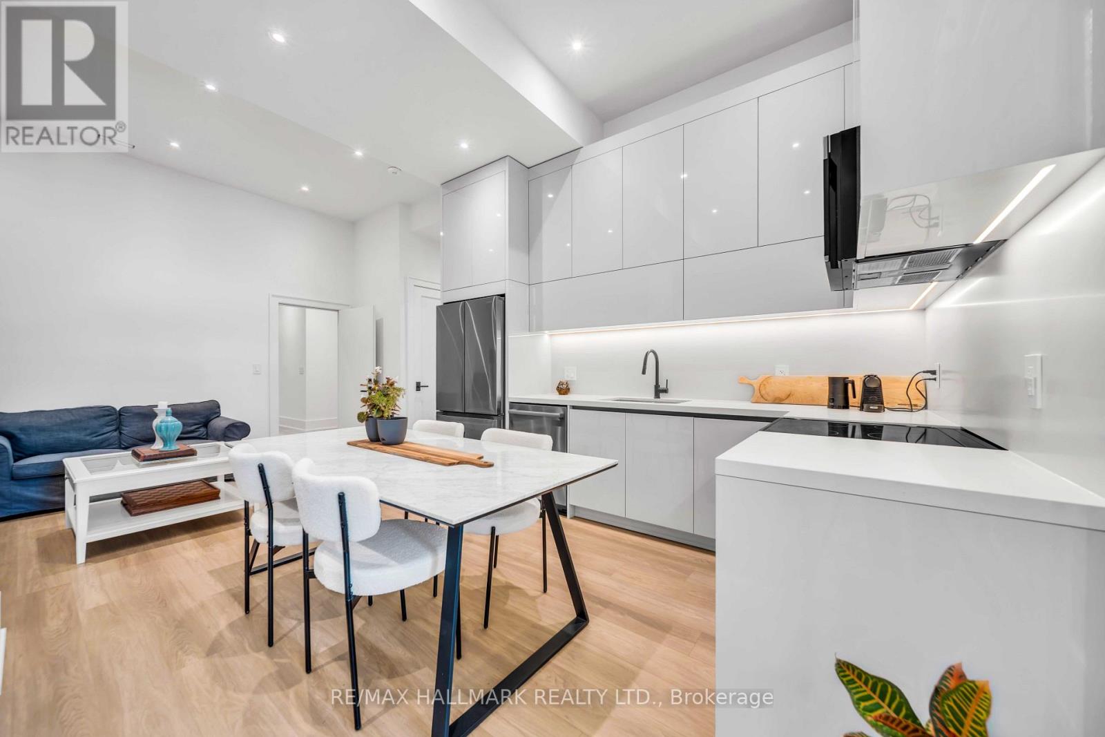 27 COLLINSON BOULEVARD - 31