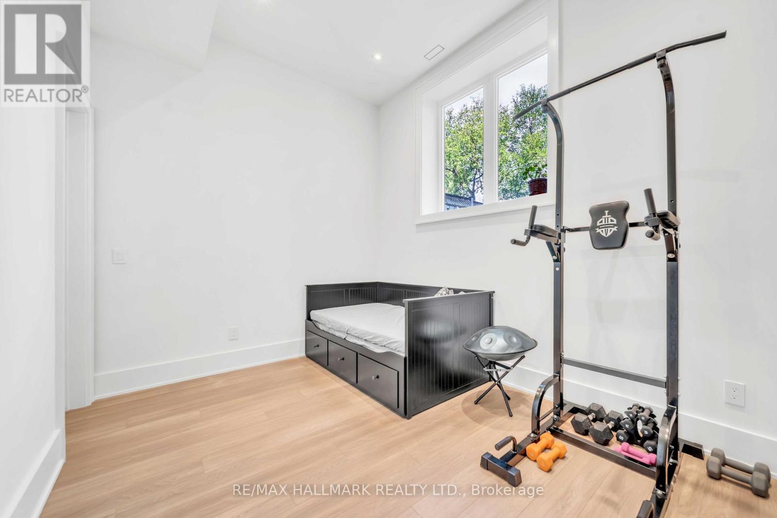 27 COLLINSON BOULEVARD - 32