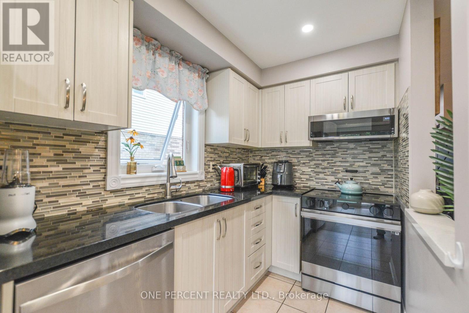 90 BREEZE DRIVE - 18