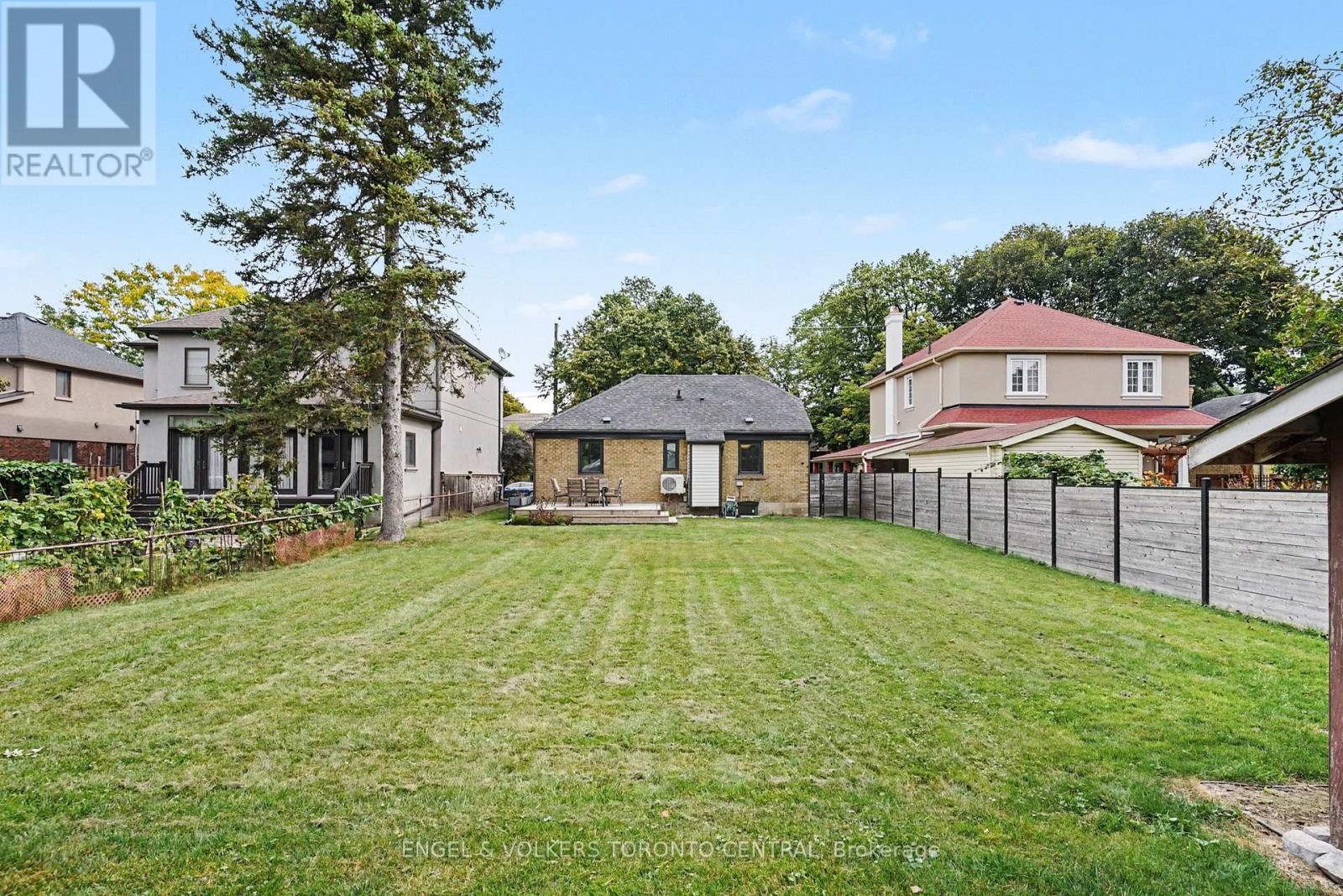 28 INVERLEIGH DRIVE - 26
