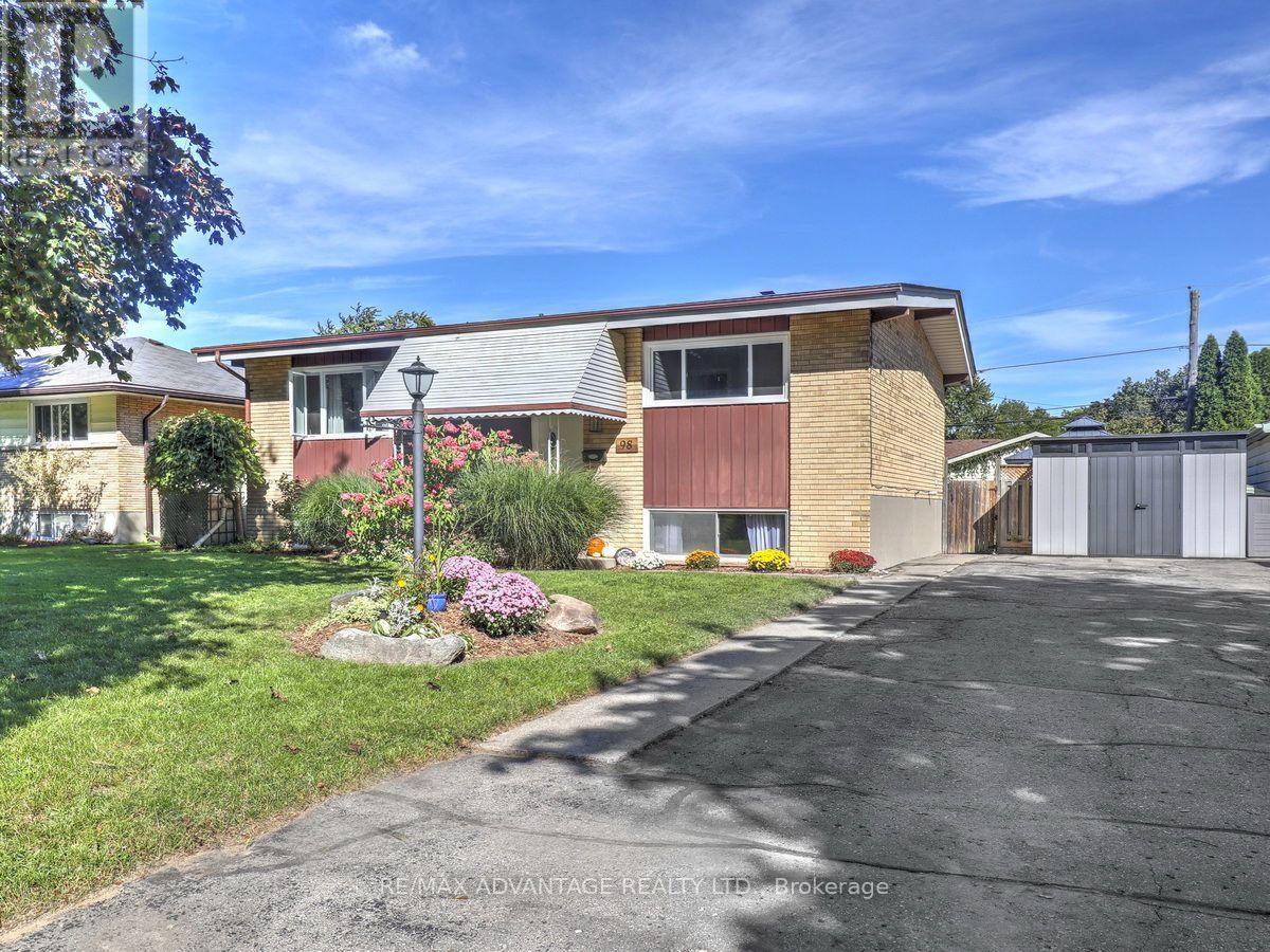 98 GOLDWICK CRESCENT - 1