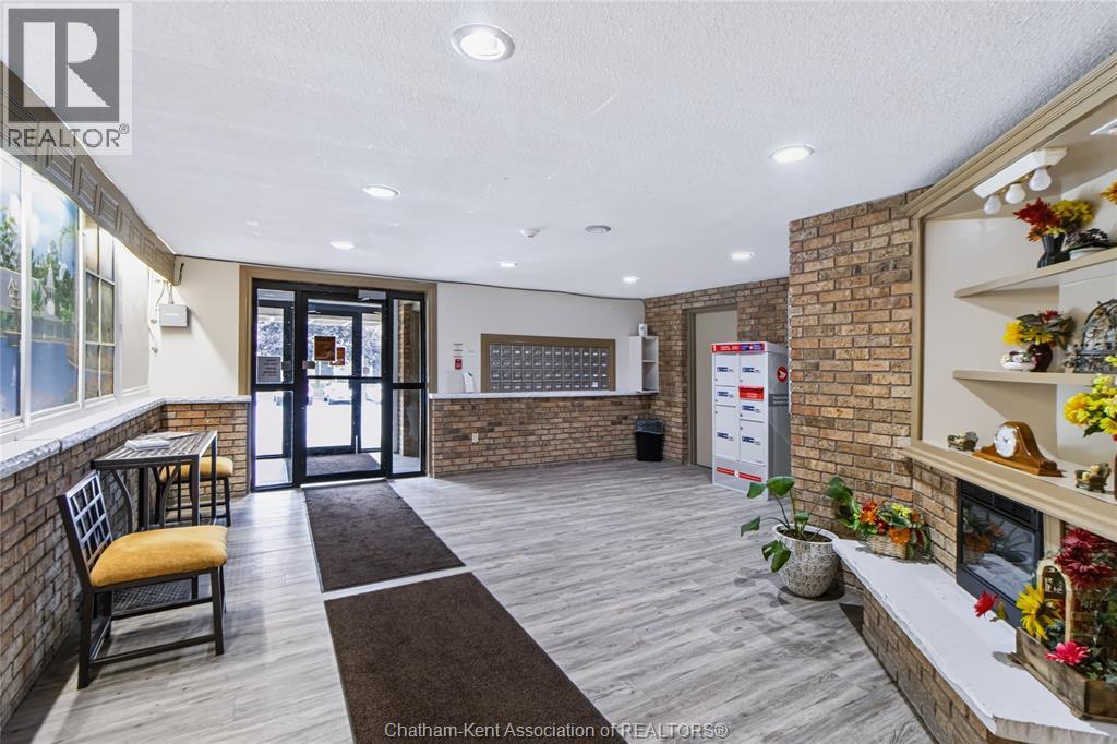 #302 140 PARK AVENUE East - 3