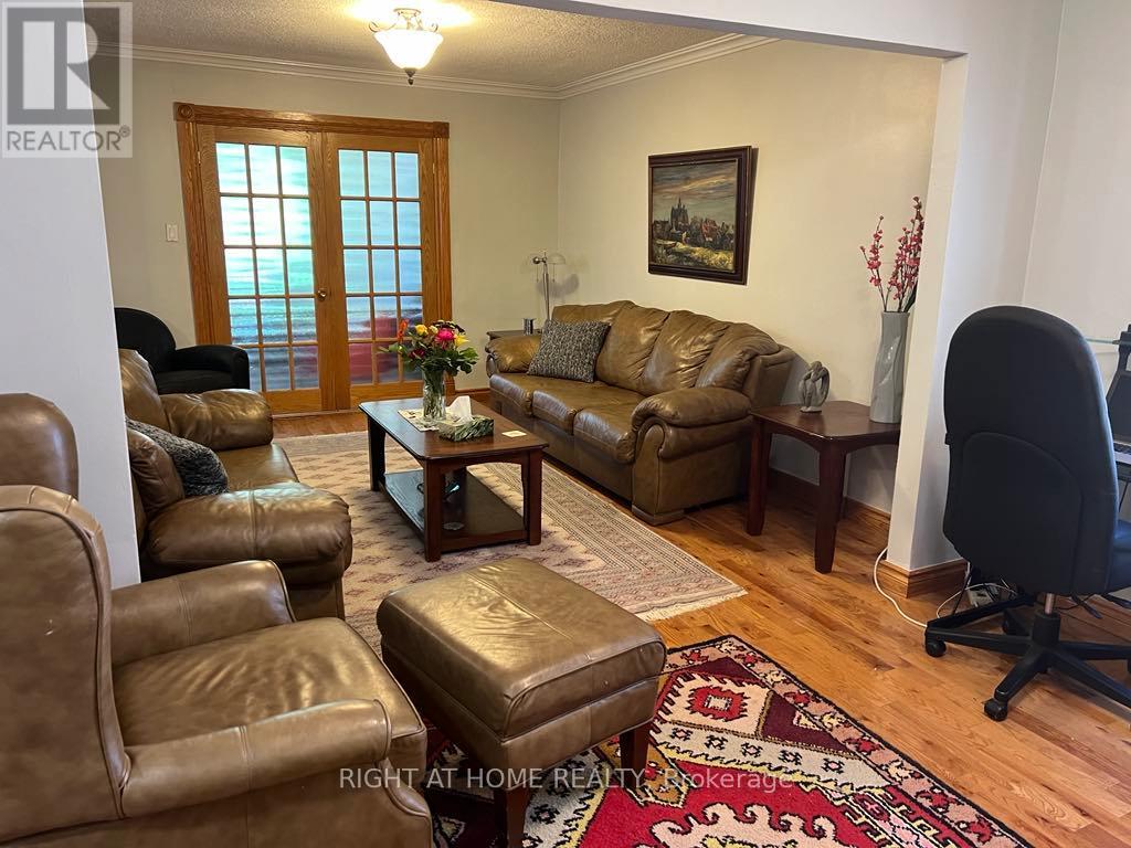 MAIN FLOOR - 15 LYNNHAVEN ROAD, Toronto (Englemount-Lawrence) — photo 3