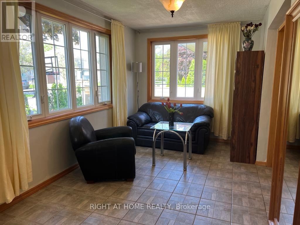 MAIN FLOOR - 15 LYNNHAVEN ROAD, Toronto (Englemount-Lawrence) — photo 9
