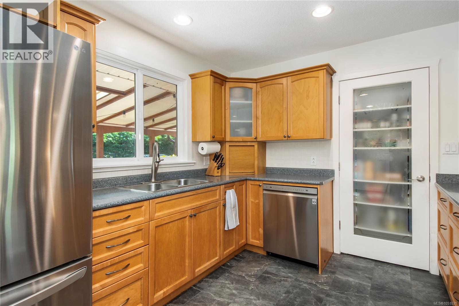 1861 Carlyle Cres - Image 15
