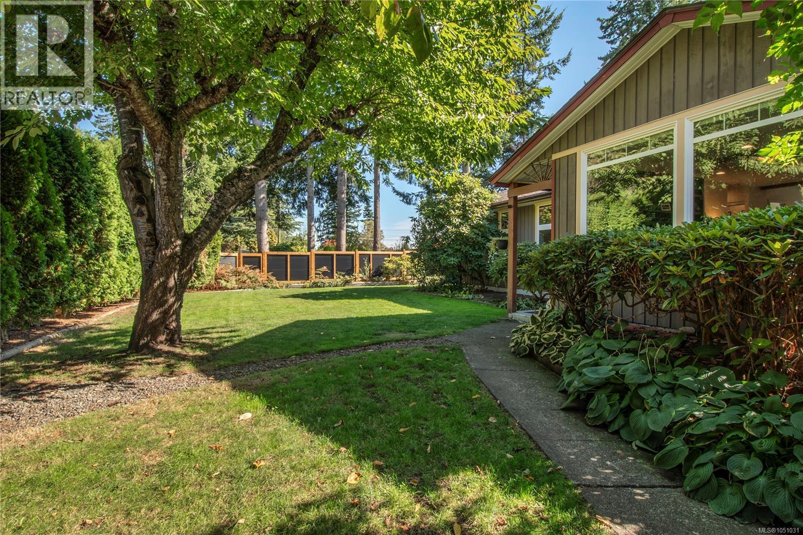 1861 Carlyle Cres - 3