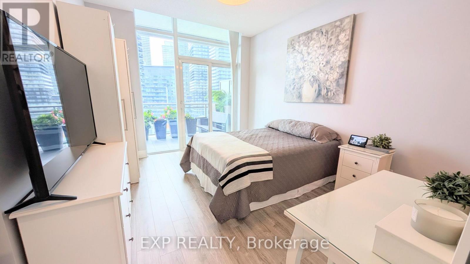 #1213 58 MARINE PARADE DRIVE - 33
