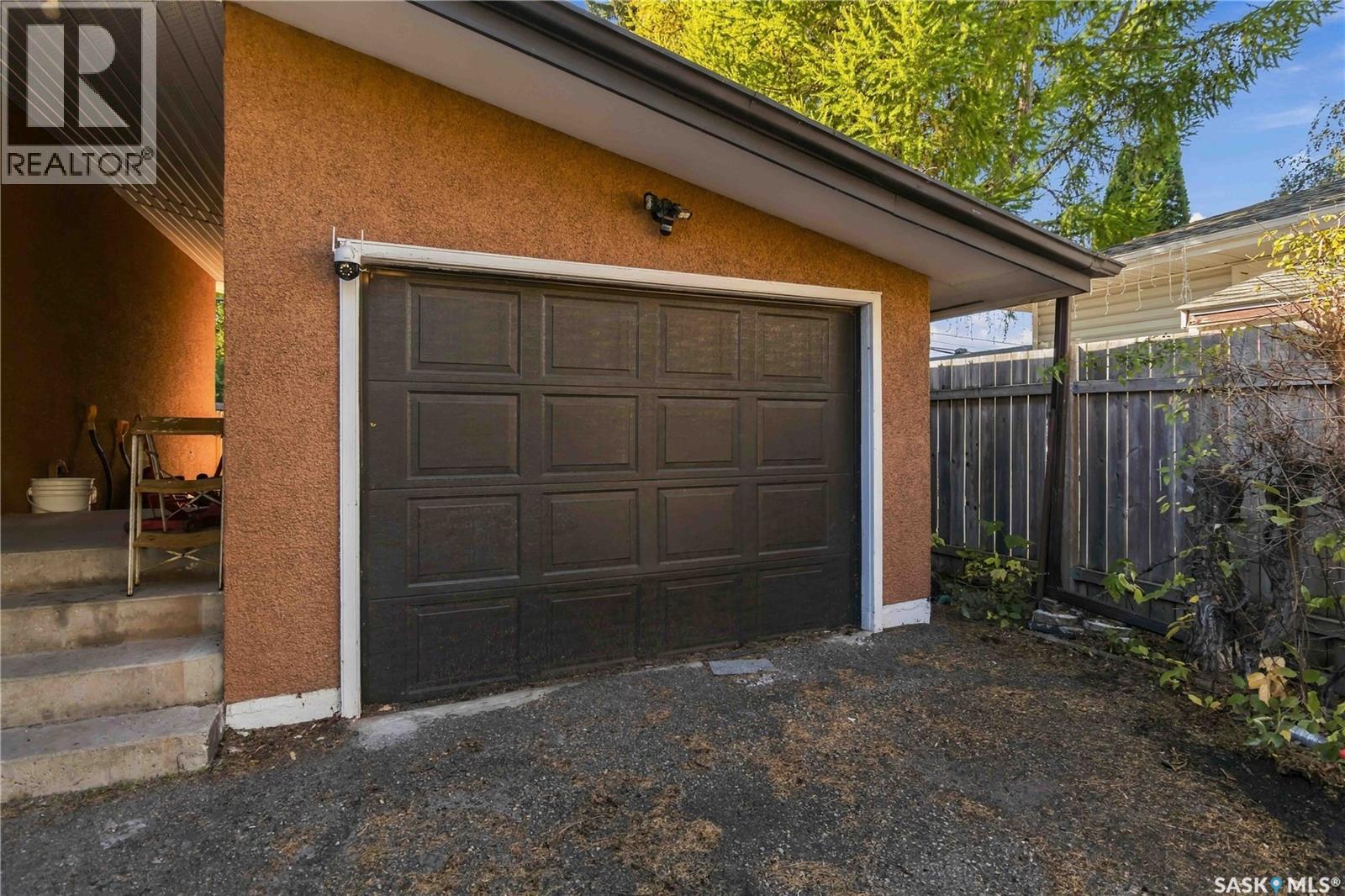 1814 WILSON CRESCENT, Saskatoon Saskatchewan — photo 2